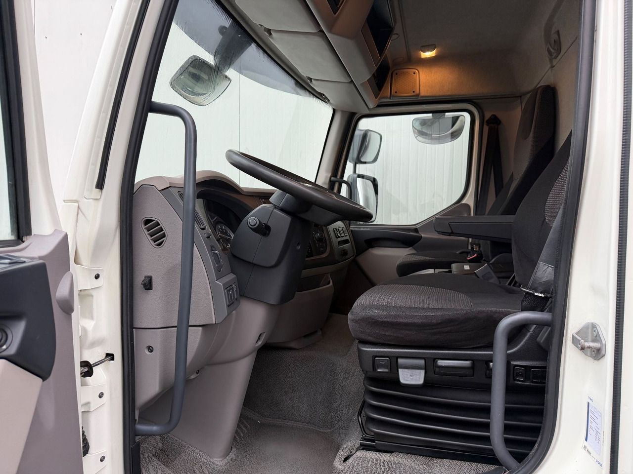 Camion à rideaux coulissants DAF LF 260 2T LBW TÜV neu: photos 6