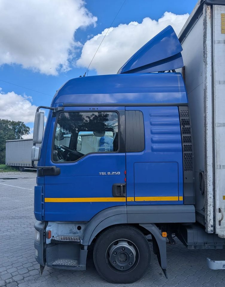 MAN TGL 8.250 - Camion à rideaux coulissants: photos 2 MAN TGL 8.250 - Camion à rideaux coulissants: photos 2