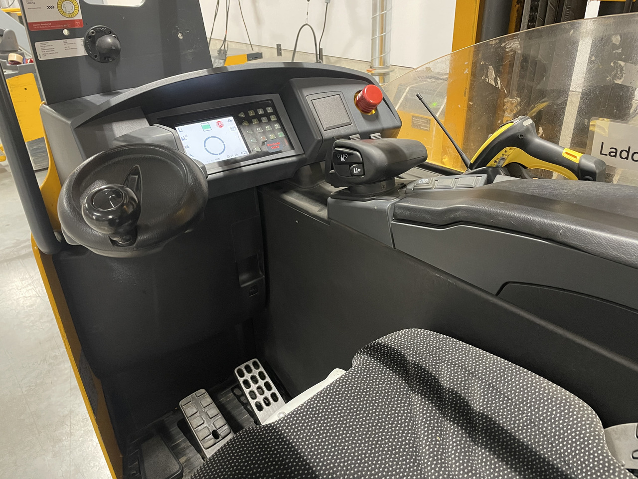 JUNGHEINRICH ETV214 - Chariot à mât rétractable: photos 4 JUNGHEINRICH ETV214 - Chariot à mât rétractable: photos 4