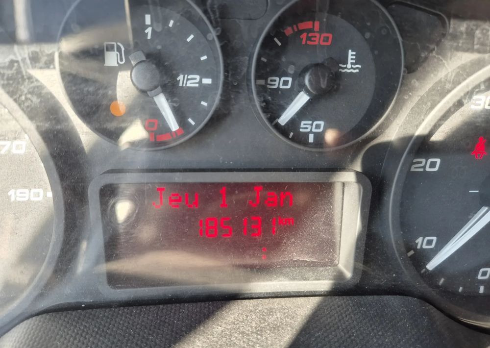 Utilitaire plateau Iveco Iveco 35c14 2.3 140KM Plandeka: photos 10 Utilitaire plateau Iveco Iveco 35c14 2.3 140KM Plandeka: photos 10