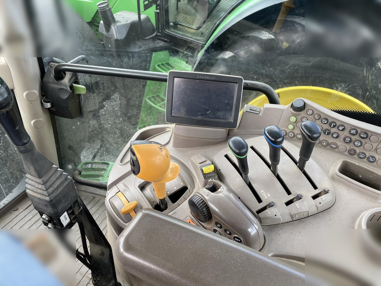 2016 JOHN DEERE 6110R - Tracteur agricole: photos 4 2016 JOHN DEERE 6110R - Tracteur agricole: photos 4