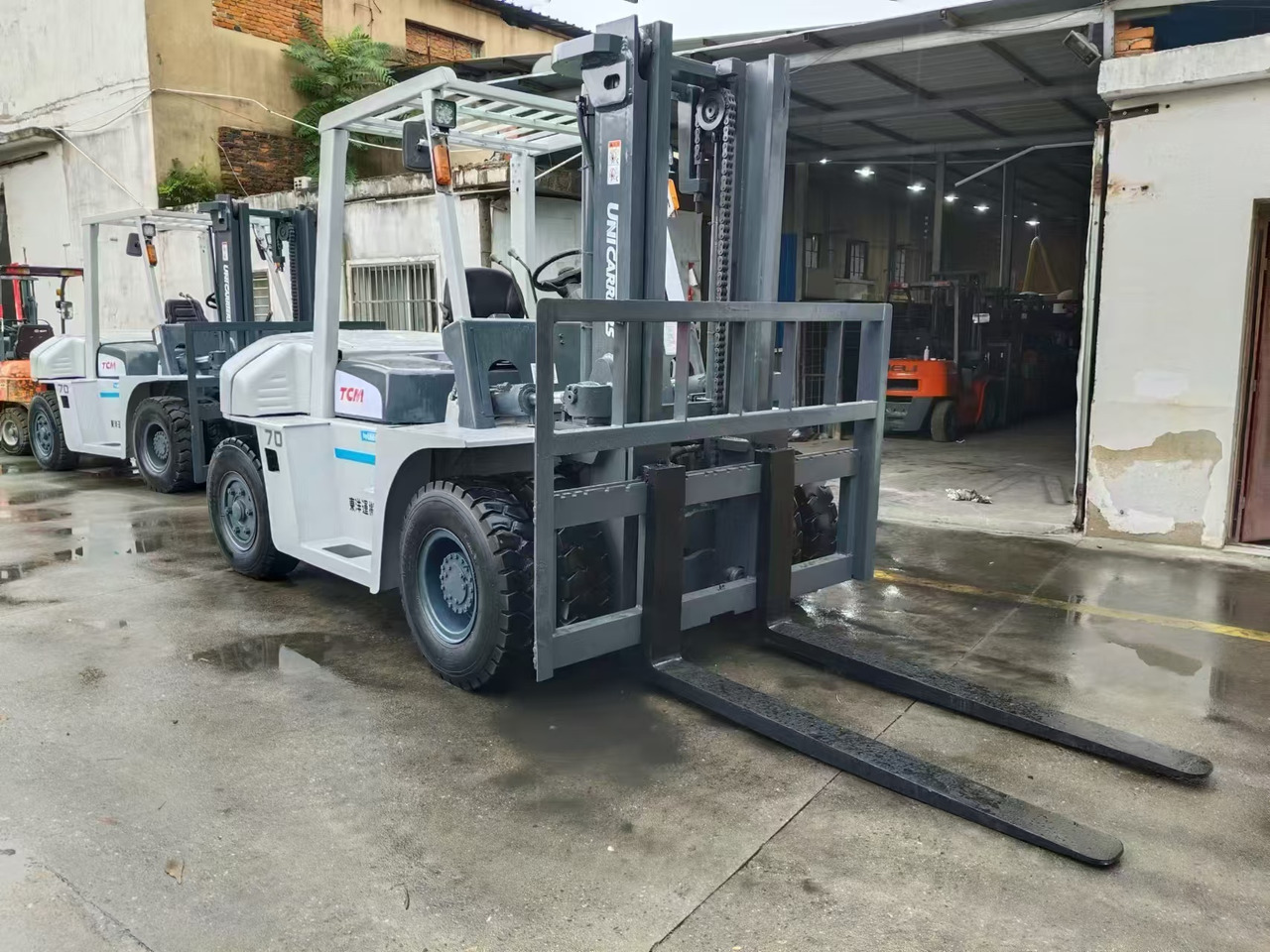 TCM FD70 japan brand 7 ton forklift used Customizable mast clamp side shift - Chariot élévateur diesel: photos 5 TCM FD70 japan brand 7 ton forklift used Customizable mast clamp side shift - Chariot élévateur diesel: photos 5