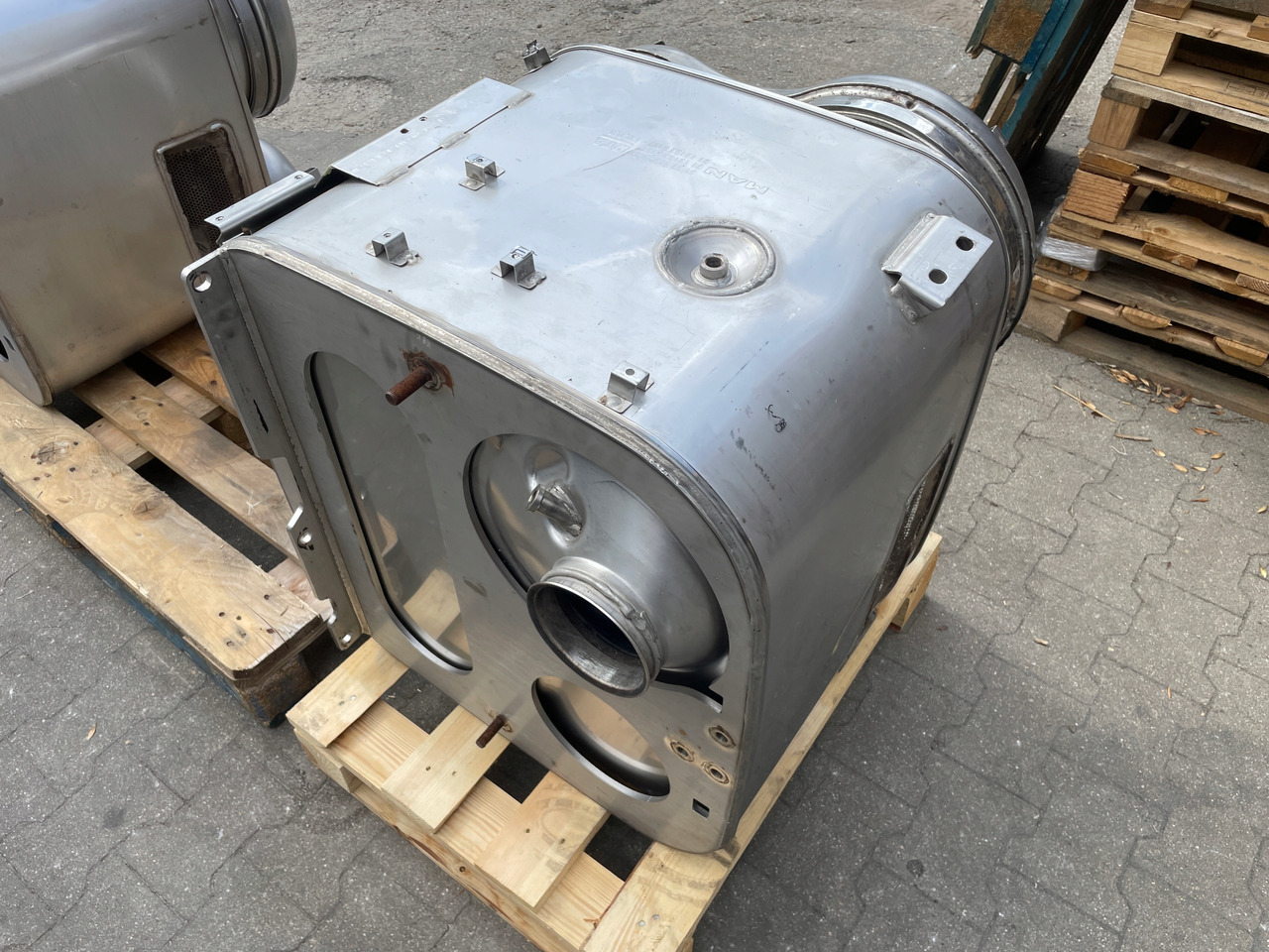 KATALIZATOR MAN TGX TGS EURO 6 DPF TŁUMIK WYDECH 81151036101 - Catalyseur pour Camion: photos 1 KATALIZATOR MAN TGX TGS EURO 6 DPF TŁUMIK WYDECH 81151036101 - Catalyseur pour Camion: photos 1