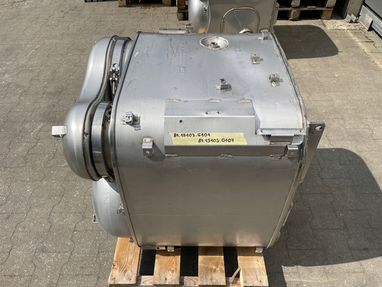 KATALIZATOR MAN TGX TGS EURO 6 DPF TŁUMIK WYDECH 81151036101 - Catalyseur pour Camion: photos 2 KATALIZATOR MAN TGX TGS EURO 6 DPF TŁUMIK WYDECH 81151036101 - Catalyseur pour Camion: photos 2