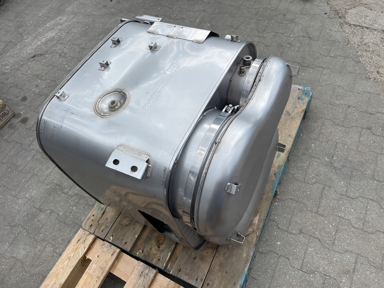 KATALIZATOR MAN TGX TGS EURO 6 DPF TŁUMIK WYDECH 81151036115 - Catalyseur pour Camion: photos 3 KATALIZATOR MAN TGX TGS EURO 6 DPF TŁUMIK WYDECH 81151036115 - Catalyseur pour Camion: photos 3