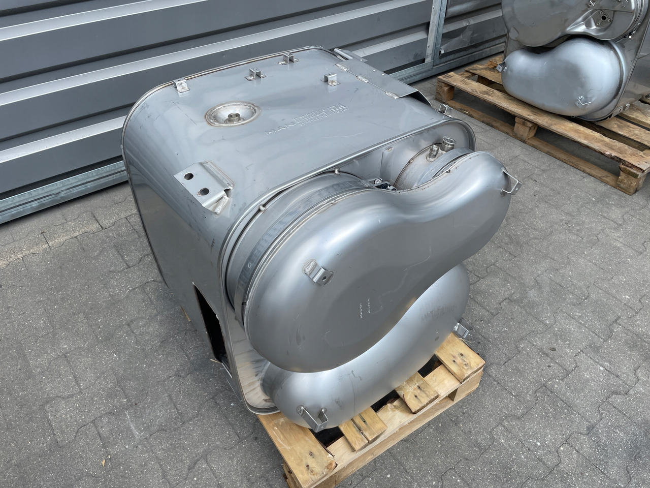 KATALIZATOR MAN TGX TGS EURO 6 DPF TŁUMIK WYDECH 81151036115 - Catalyseur pour Camion: photos 1 KATALIZATOR MAN TGX TGS EURO 6 DPF TŁUMIK WYDECH 81151036115 - Catalyseur pour Camion: photos 1