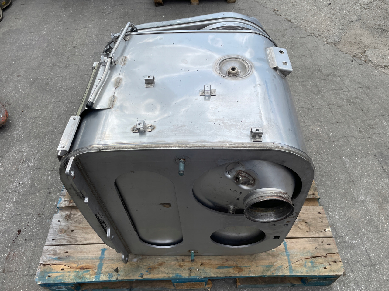 KATALIZATOR MAN TGX TGS EURO 6 DPF TŁUMIK WYDECH 81151036182 - Catalyseur pour Camion: photos 4 KATALIZATOR MAN TGX TGS EURO 6 DPF TŁUMIK WYDECH 81151036182 - Catalyseur pour Camion: photos 4