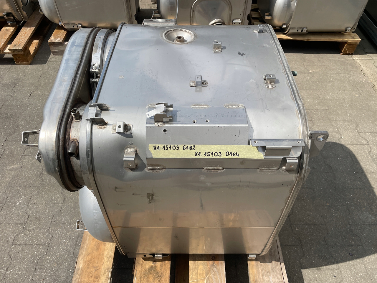 KATALIZATOR MAN TGX TGS EURO 6 DPF TŁUMIK WYDECH 81151036182 - Catalyseur pour Camion: photos 1 KATALIZATOR MAN TGX TGS EURO 6 DPF TŁUMIK WYDECH 81151036182 - Catalyseur pour Camion: photos 1