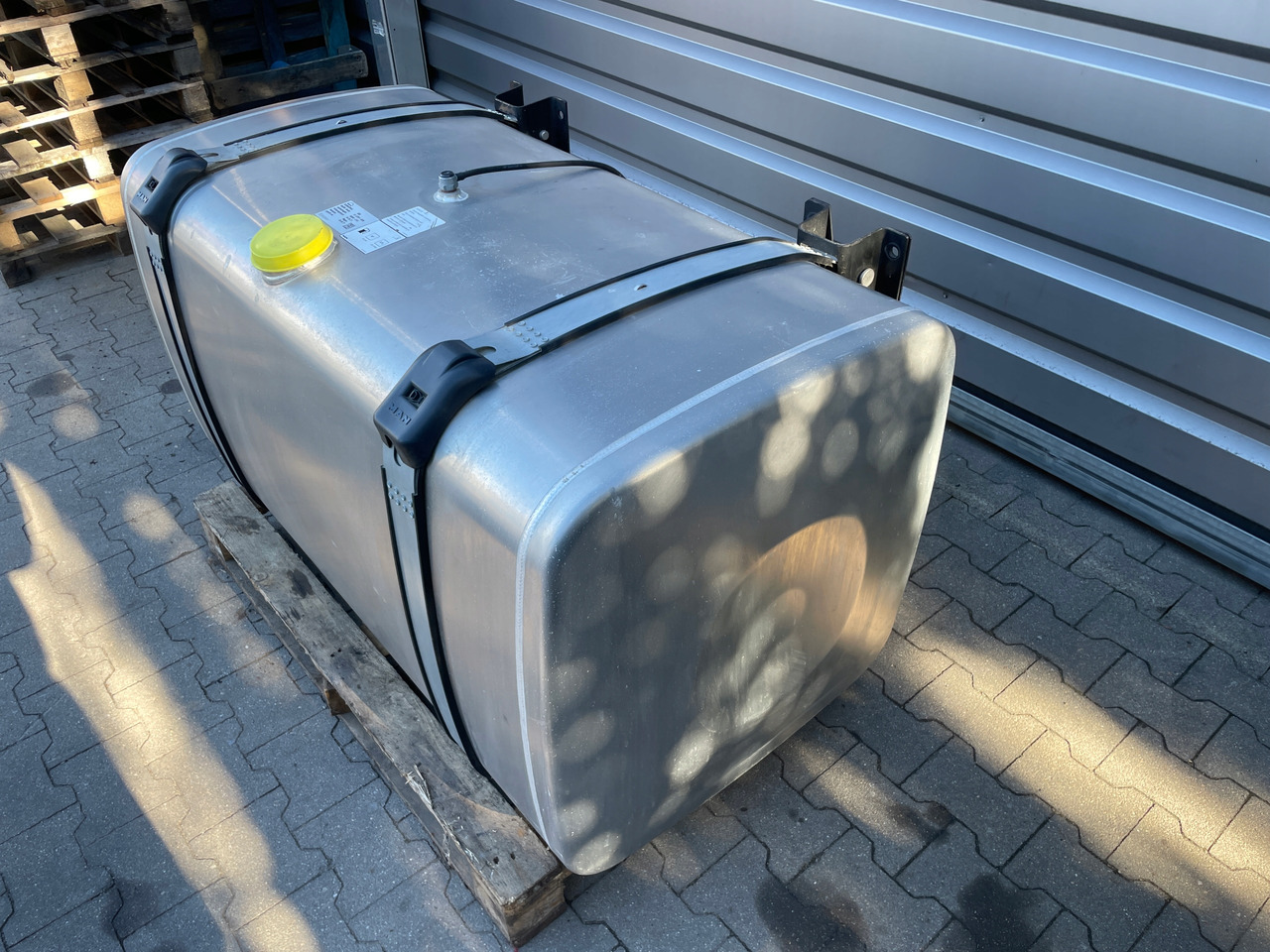 KOMPLETNY ZBIORNIK PALIWA MAN TGX TGS 580 L 81122016936 - Réservoir de carburant pour Camion: photos 4 KOMPLETNY ZBIORNIK PALIWA MAN TGX TGS 580 L 81122016936 - Réservoir de carburant pour Camion: photos 4