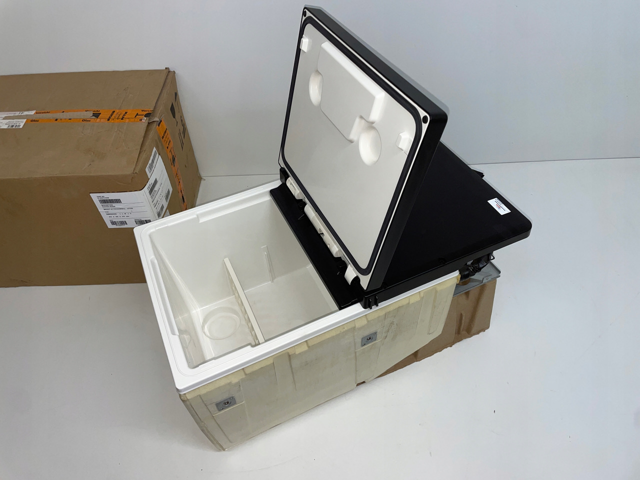 LODÓWKA CHŁODZIARKA MAN TGS TGL TGM 3 TGS3 EURO 6 81639106400 - Cabine et intérieur pour Camion: photos 3 LODÓWKA CHŁODZIARKA MAN TGS TGL TGM 3 TGS3 EURO 6 81639106400 - Cabine et intérieur pour Camion: photos 3