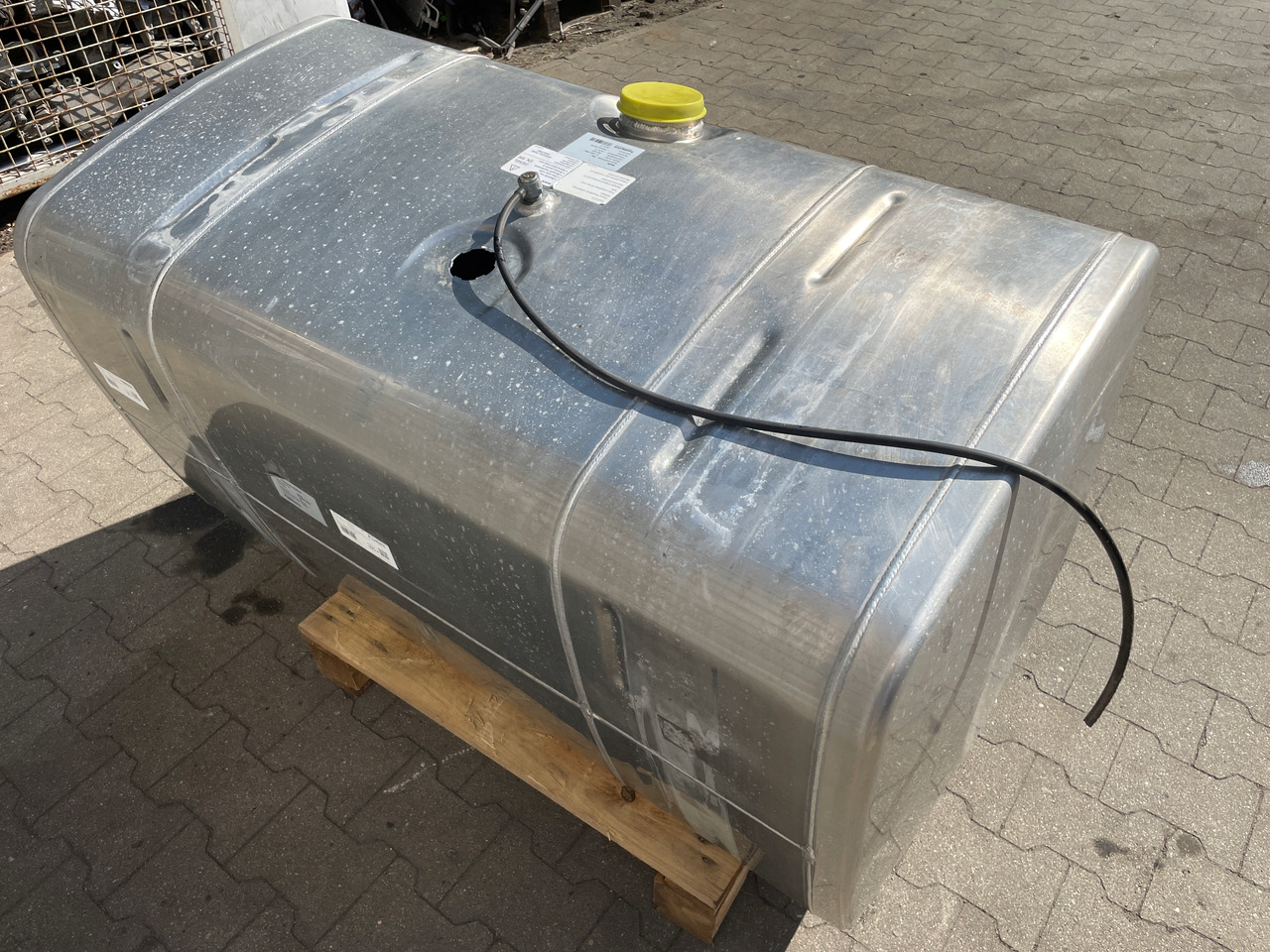 ZBIORNIK NA PALIWO MAN TGX TGS 580 L 81122016684 - Réservoir de carburant pour Camion: photos 4 ZBIORNIK NA PALIWO MAN TGX TGS 580 L 81122016684 - Réservoir de carburant pour Camion: photos 4