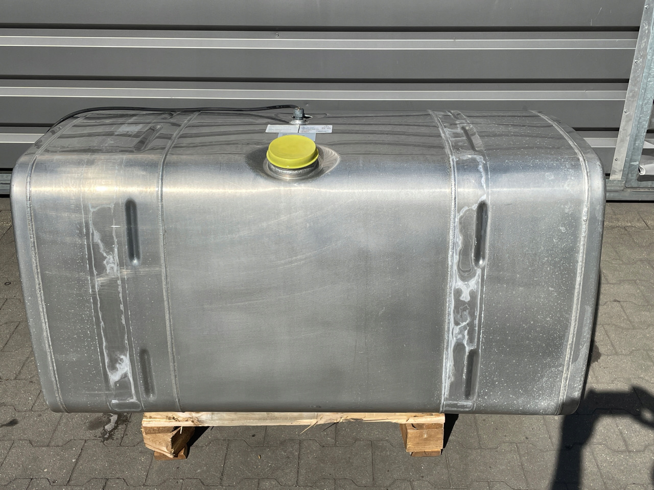 ZBIORNIK NA PALIWO MAN TGX TGS 580 L 81122016684 - Réservoir de carburant pour Camion: photos 2 ZBIORNIK NA PALIWO MAN TGX TGS 580 L 81122016684 - Réservoir de carburant pour Camion: photos 2