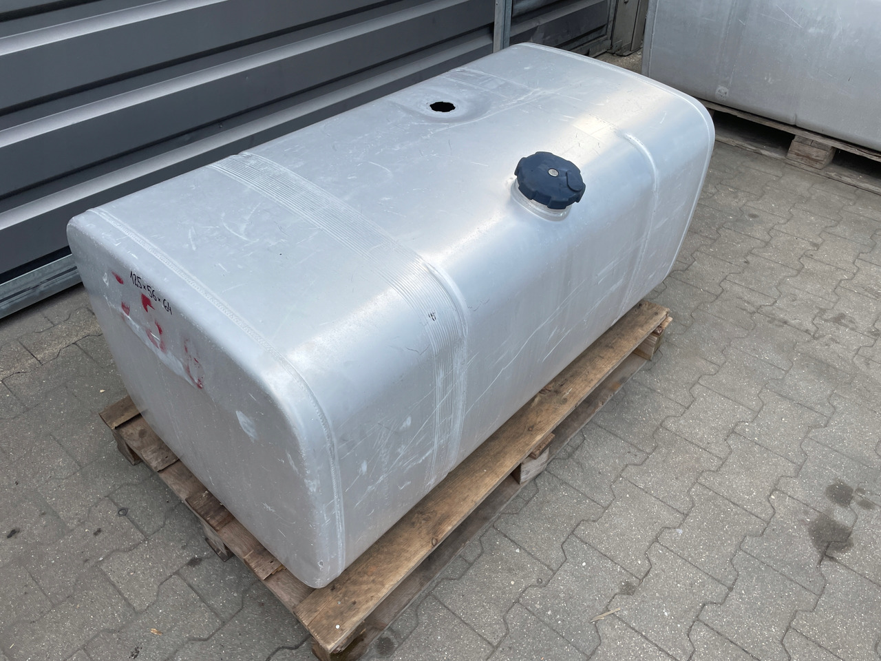 ZBIORNIK PALIWA MAN SCANIA DAF R 600 L IVECO - Réservoir de carburant pour Camion: photos 2 ZBIORNIK PALIWA MAN SCANIA DAF R 600 L IVECO - Réservoir de carburant pour Camion: photos 2