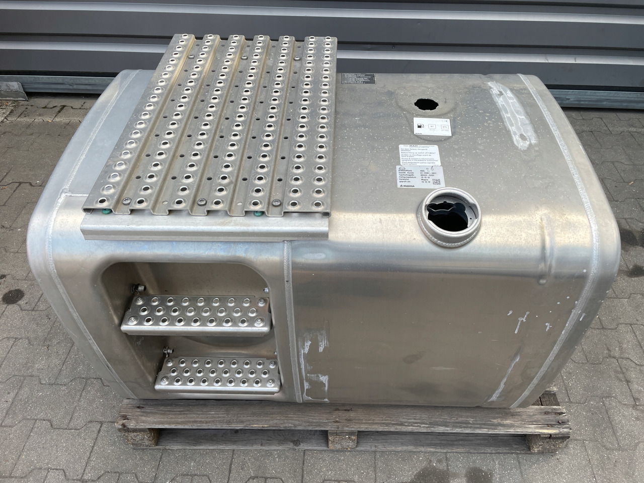 ZBIORNIK PALIWA MAN TGA TGX TGS 460 L 81122016831 - Réservoir de carburant pour Camion: photos 1 ZBIORNIK PALIWA MAN TGA TGX TGS 460 L 81122016831 - Réservoir de carburant pour Camion: photos 1