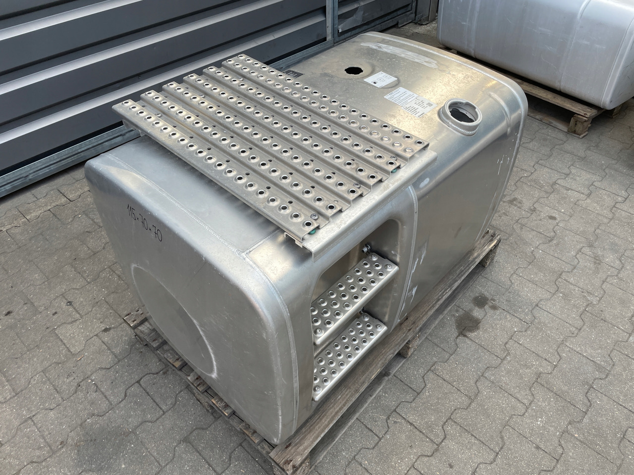 ZBIORNIK PALIWA MAN TGA TGX TGS 460 L 81122016831 - Réservoir de carburant pour Camion: photos 2 ZBIORNIK PALIWA MAN TGA TGX TGS 460 L 81122016831 - Réservoir de carburant pour Camion: photos 2