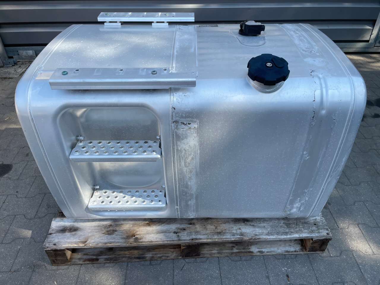 ZBIORNIK PALIWA MAN TGA TGX TGS 460 L 81122016831 - Réservoir de carburant pour Camion: photos 1 ZBIORNIK PALIWA MAN TGA TGX TGS 460 L 81122016831 - Réservoir de carburant pour Camion: photos 1