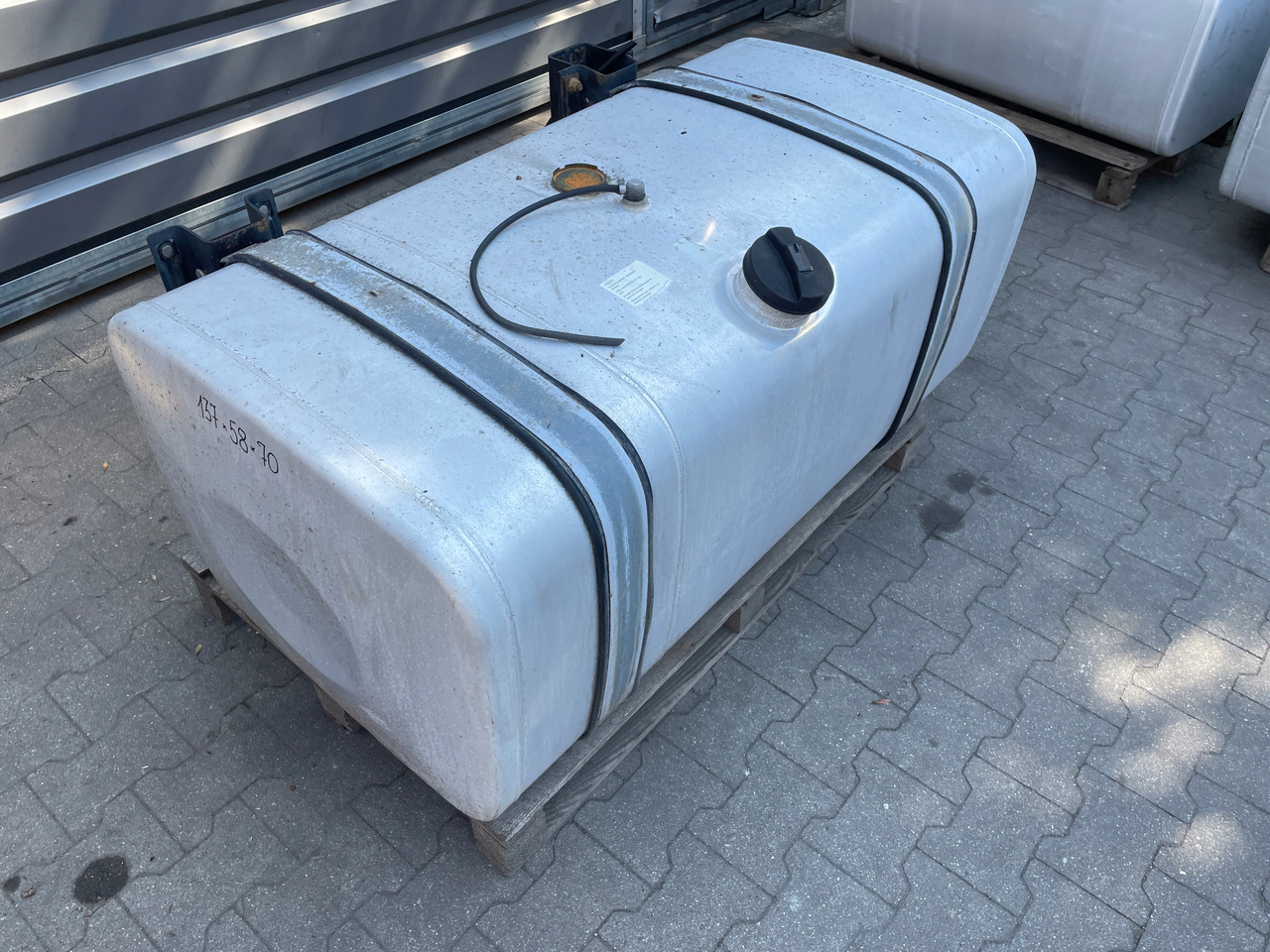 ZBIORNIK PALIWA MAN TGA TGX TGS 480 L LOW DECK 81122015841 - Réservoir de carburant pour Camion: photos 2 ZBIORNIK PALIWA MAN TGA TGX TGS 480 L LOW DECK 81122015841 - Réservoir de carburant pour Camion: photos 2