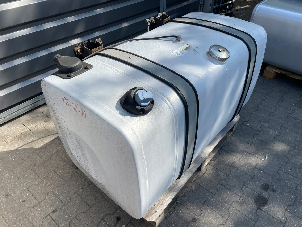 ZBIORNIK PALIWA MAN TGX TGS 470 L 85 ADBLUE 135X70X70 - Réservoir de carburant pour Camion: photos 2 ZBIORNIK PALIWA MAN TGX TGS 470 L 85 ADBLUE 135X70X70 - Réservoir de carburant pour Camion: photos 2