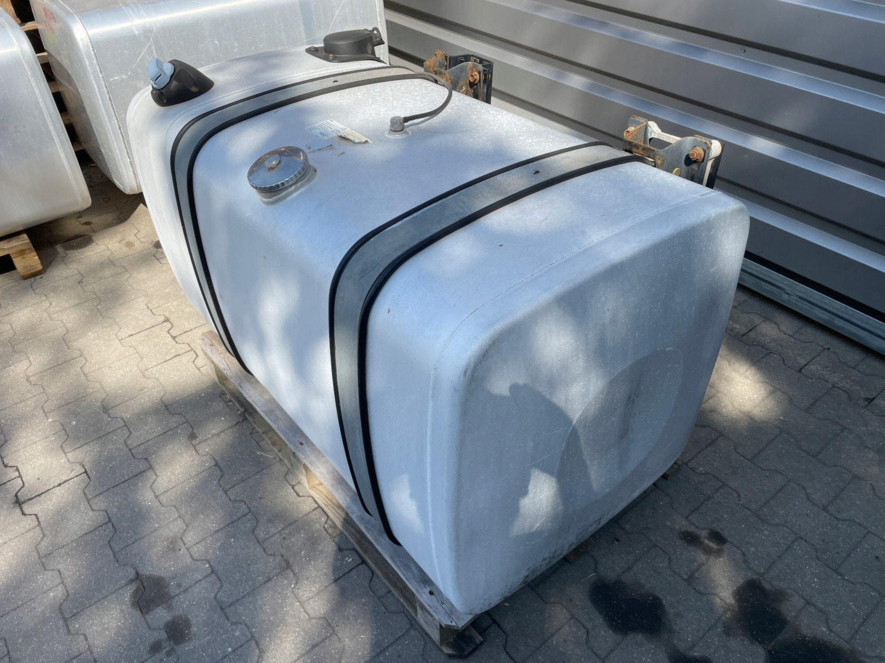 ZBIORNIK PALIWA MAN TGX TGS 470 L 85 ADBLUE 135X70X70 - Réservoir de carburant pour Camion: photos 4 ZBIORNIK PALIWA MAN TGX TGS 470 L 85 ADBLUE 135X70X70 - Réservoir de carburant pour Camion: photos 4