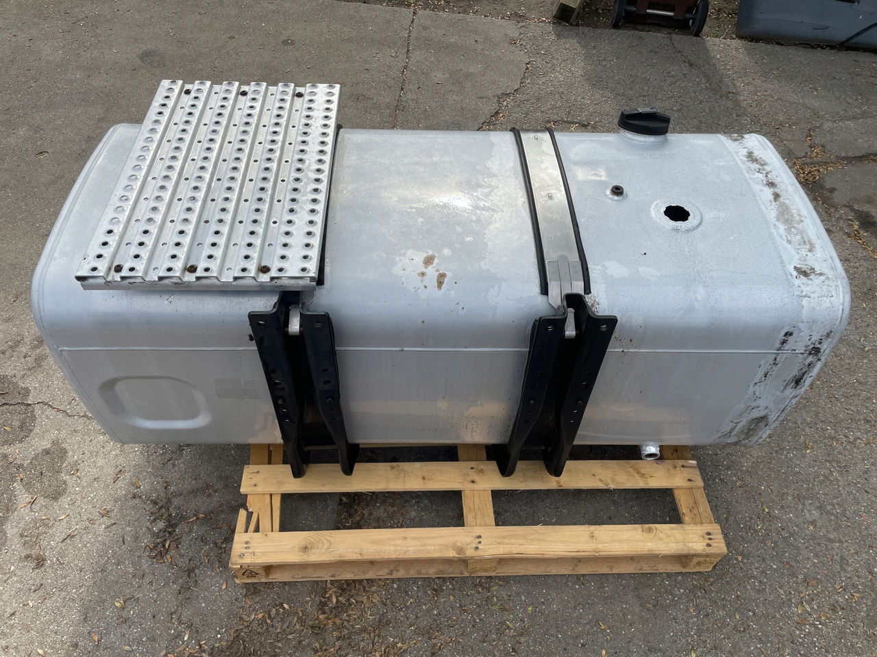 ZBIORNIK PALIWA MAN TGX TGS TGA 590 L 81122015663 - Réservoir de carburant pour Camion: photos 5 ZBIORNIK PALIWA MAN TGX TGS TGA 590 L 81122015663 - Réservoir de carburant pour Camion: photos 5