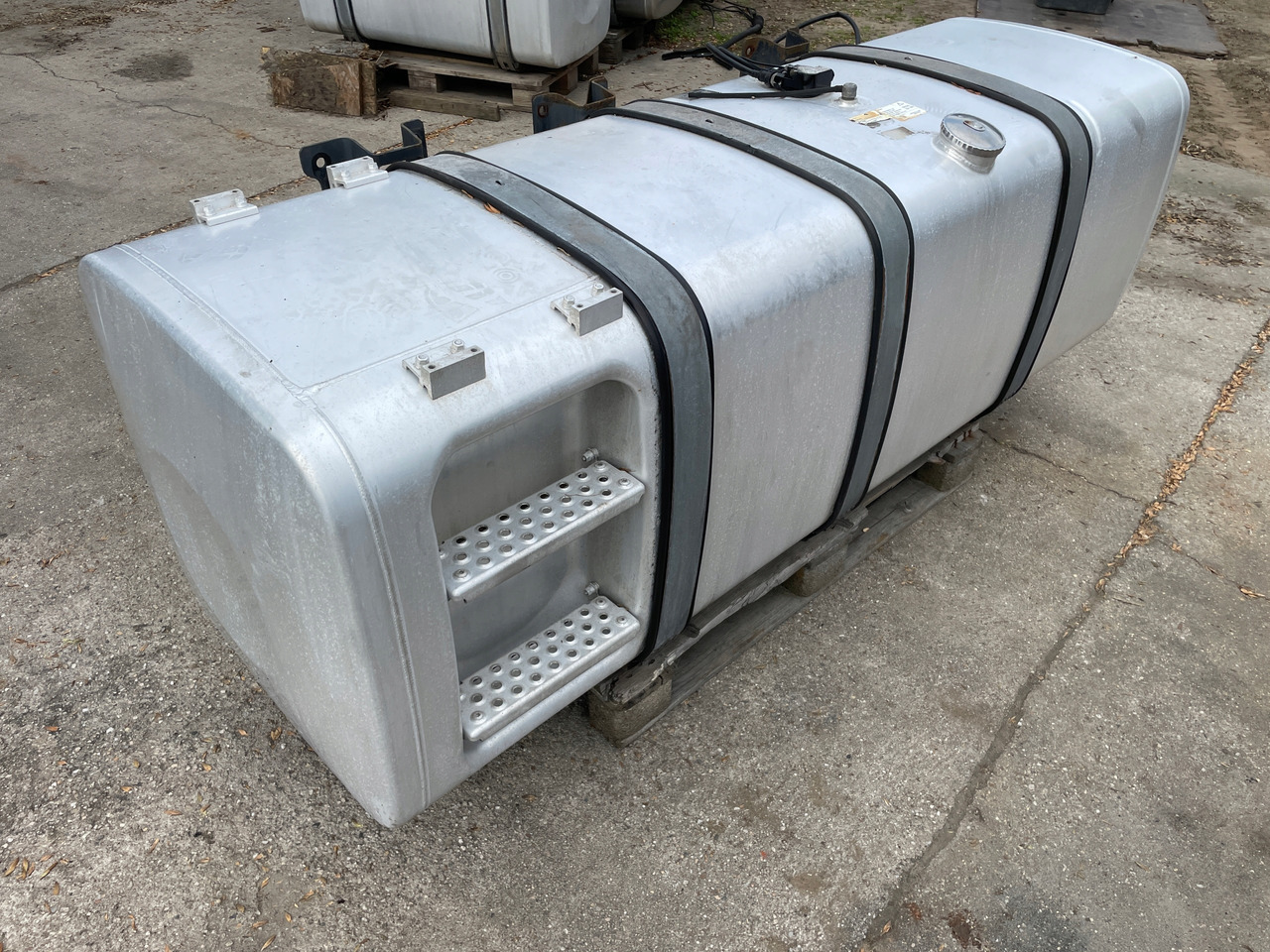 ZBIORNIK PALIWA MAN TGX TGS TGX3 TG3 910 L 81122016846 - Réservoir de carburant pour Camion: photos 2 ZBIORNIK PALIWA MAN TGX TGS TGX3 TG3 910 L 81122016846 - Réservoir de carburant pour Camion: photos 2