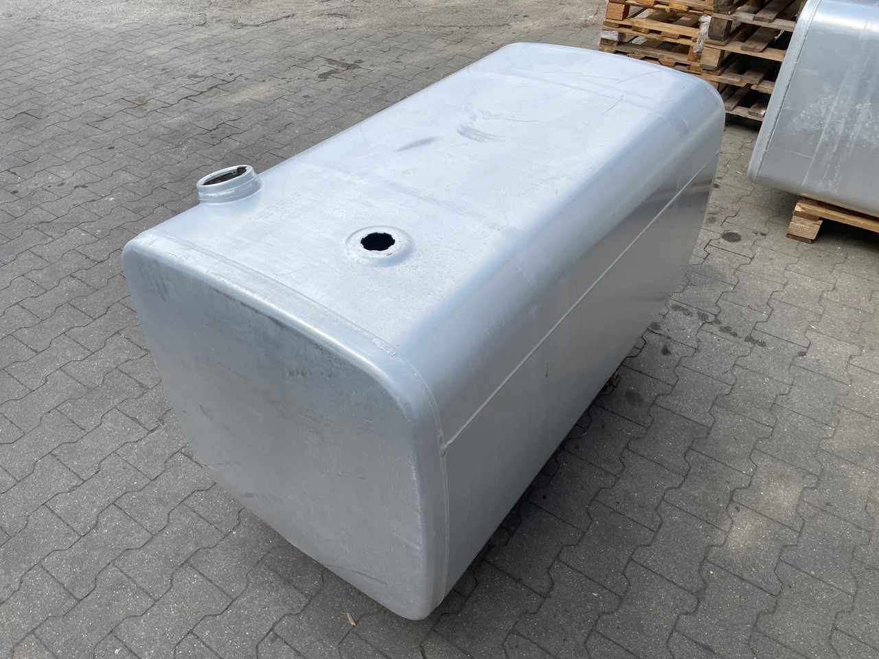 ZBIORNIK PALIWA VOLVO FH 12 FH12 20393553 - Réservoir de carburant pour Camion: photos 5 ZBIORNIK PALIWA VOLVO FH 12 FH12 20393553 - Réservoir de carburant pour Camion: photos 5