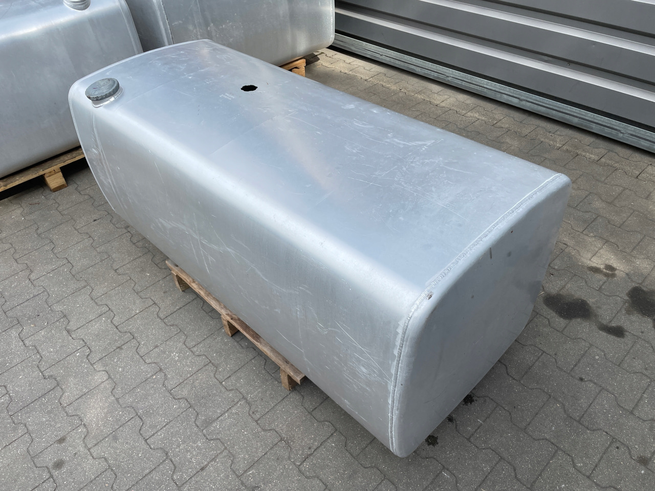 ZBIORNIK PALIWA VOLVO FH 12 FH12 20393553 - Réservoir de carburant pour Camion: photos 4 ZBIORNIK PALIWA VOLVO FH 12 FH12 20393553 - Réservoir de carburant pour Camion: photos 4