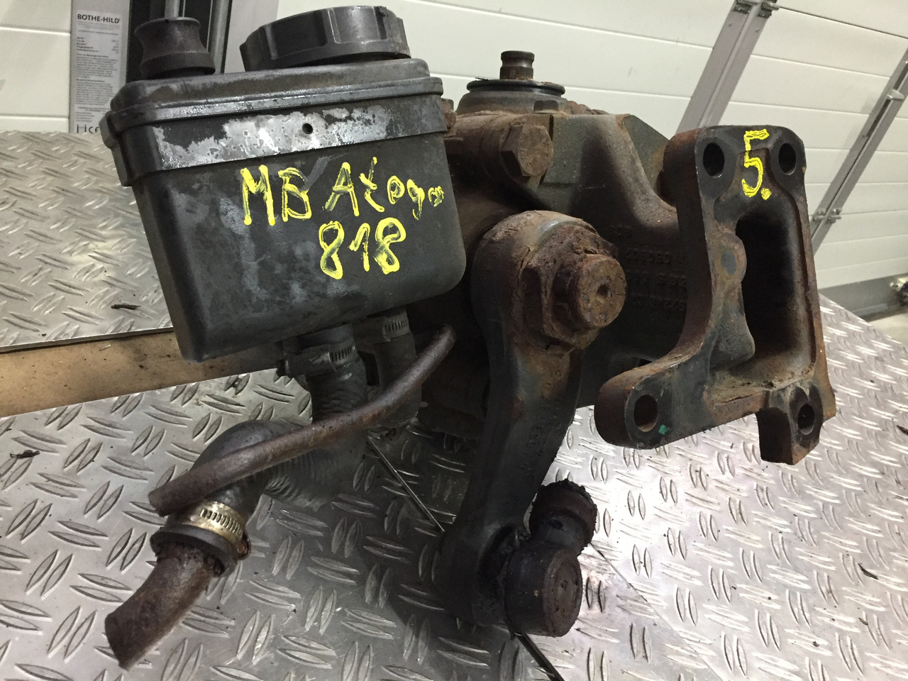 Gebrauchtes Lenkgetriebe DB Atego 818, Artikel - Nr.: A 970 460 08 00 - Boîtier de direction pour Camion: photos 4 Gebrauchtes Lenkgetriebe DB Atego 818, Artikel - Nr.: A 970 460 08 00 - Boîtier de direction pour Camion: photos 4