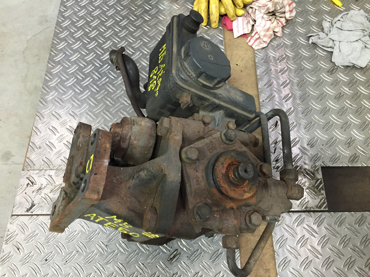 Gebrauchtes Lenkgetriebe DB Atego 818, Artikel - Nr.: A 970 460 08 00 - Boîtier de direction pour Camion: photos 2 Gebrauchtes Lenkgetriebe DB Atego 818, Artikel - Nr.: A 970 460 08 00 - Boîtier de direction pour Camion: photos 2