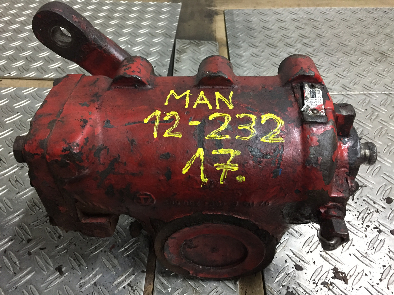 Gebrauchtes Lenkgetriebe MAN F90, 12.232, Artikel - Nr.: 81.9999 - 9999 - Boîtier de direction pour Camion: photos 1 Gebrauchtes Lenkgetriebe MAN F90, 12.232, Artikel - Nr.: 81.9999 - 9999 - Boîtier de direction pour Camion: photos 1