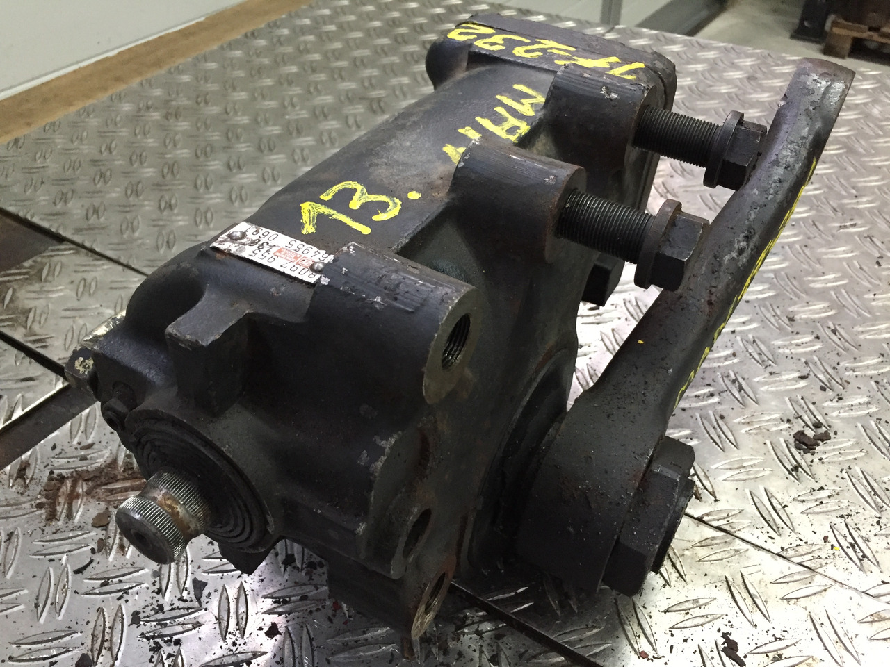 Gebrauchtes Lenkgetriebe MAN F90, 17.232, Artikel - Nr.: 81.9999 - 9999 - Boîtier de direction pour Camion: photos 2 Gebrauchtes Lenkgetriebe MAN F90, 17.232, Artikel - Nr.: 81.9999 - 9999 - Boîtier de direction pour Camion: photos 2