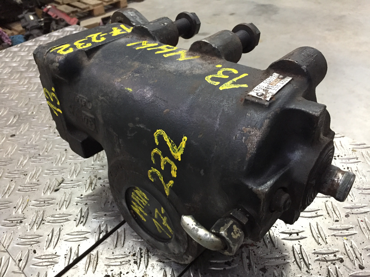 Gebrauchtes Lenkgetriebe MAN F90, 17.232, Artikel - Nr.: 81.9999 - 9999 - Boîtier de direction pour Camion: photos 3 Gebrauchtes Lenkgetriebe MAN F90, 17.232, Artikel - Nr.: 81.9999 - 9999 - Boîtier de direction pour Camion: photos 3