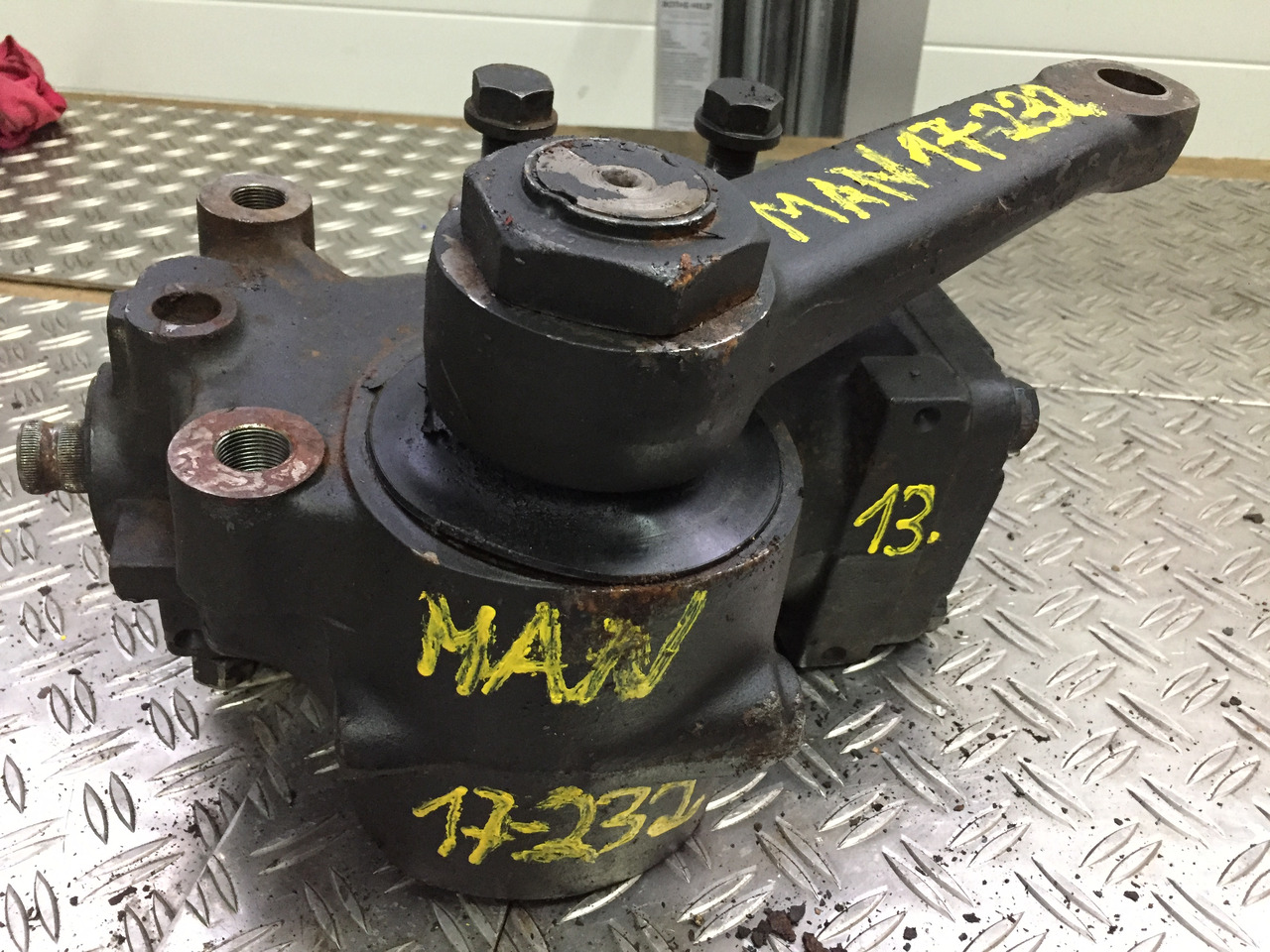 Gebrauchtes Lenkgetriebe MAN F90, 17.232, Artikel - Nr.: 81.9999 - 9999 - Boîtier de direction pour Camion: photos 1 Gebrauchtes Lenkgetriebe MAN F90, 17.232, Artikel - Nr.: 81.9999 - 9999 - Boîtier de direction pour Camion: photos 1