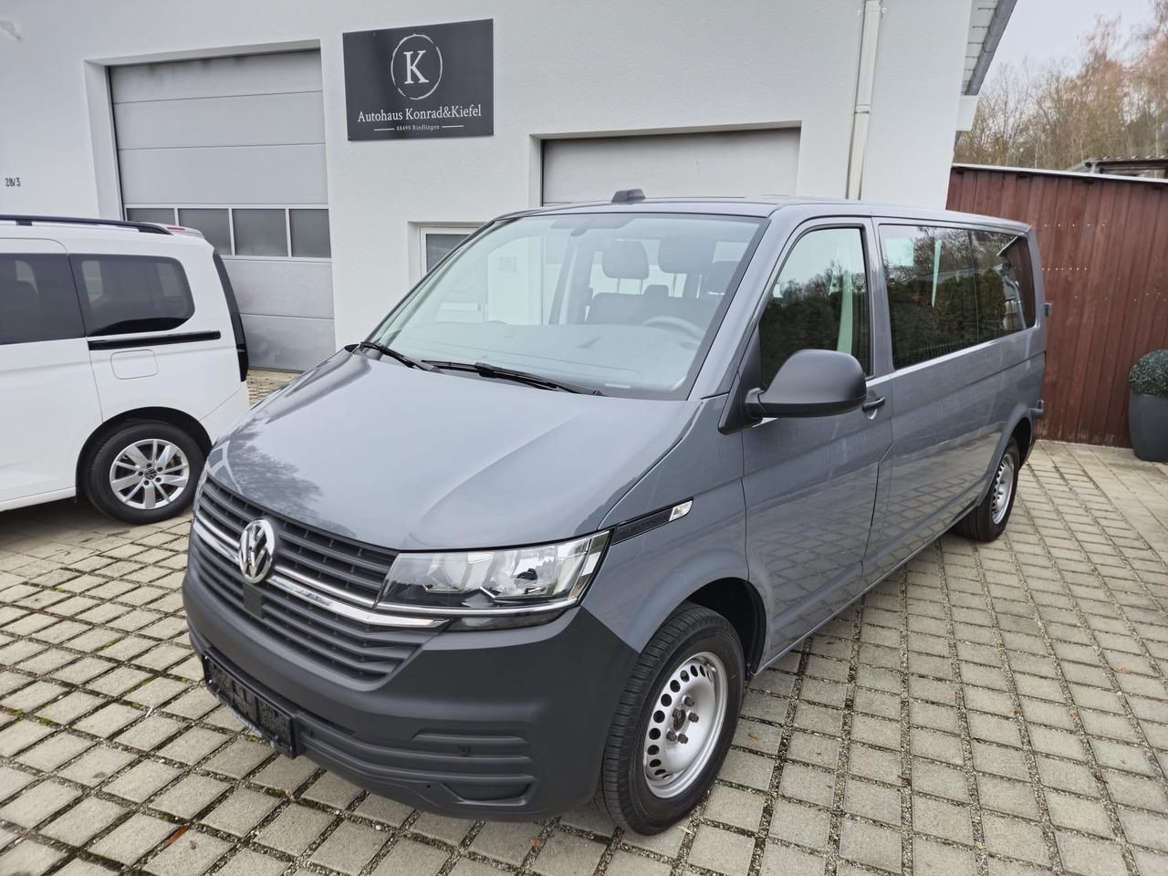 VOLKSWAGEN T6.1 Transporter Kombi LR/Navi/AppCon./6-Sitzer - Transport de personnes: photos 1 VOLKSWAGEN T6.1 Transporter Kombi LR/Navi/AppCon./6-Sitzer - Transport de personnes: photos 1