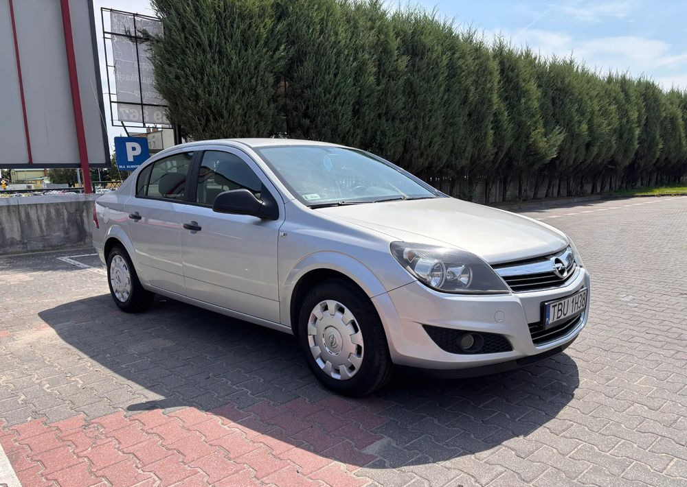 Opel Astra 1.6 Edition - Berline: photos 1 Opel Astra 1.6 Edition - Berline: photos 1