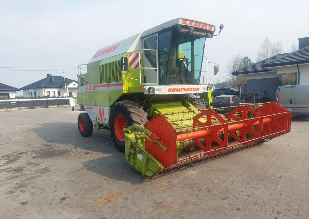 Claas Dominator 98SL - Moissonneuse-batteuse: photos 1 Claas Dominator 98SL - Moissonneuse-batteuse: photos 1