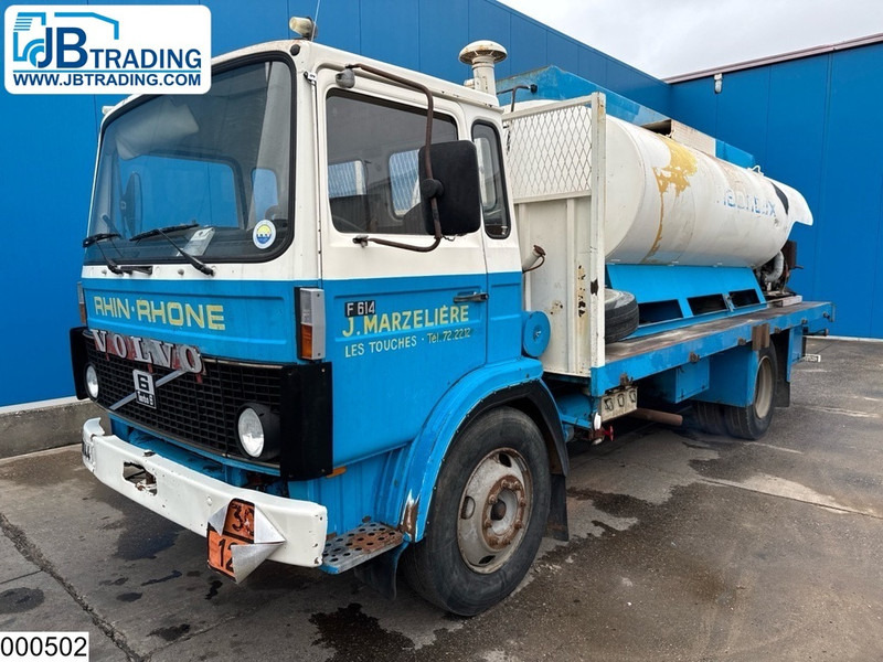 Volvo F 614 Manual, Steel suspension, Fuel, 8000 L - Camion citerne: photos 1 Volvo F 614 Manual, Steel suspension, Fuel, 8000 L - Camion citerne: photos 1