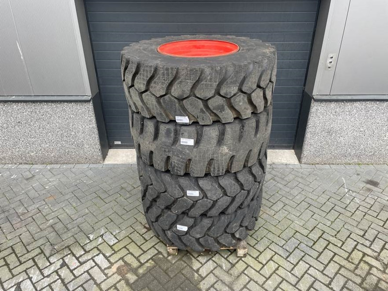 Claas CL956-Michelin 17.5R25-Tire/Reifen/Band - Pneus et jantes pour Engins de chantier: photos 2 Claas CL956-Michelin 17.5R25-Tire/Reifen/Band - Pneus et jantes pour Engins de chantier: photos 2