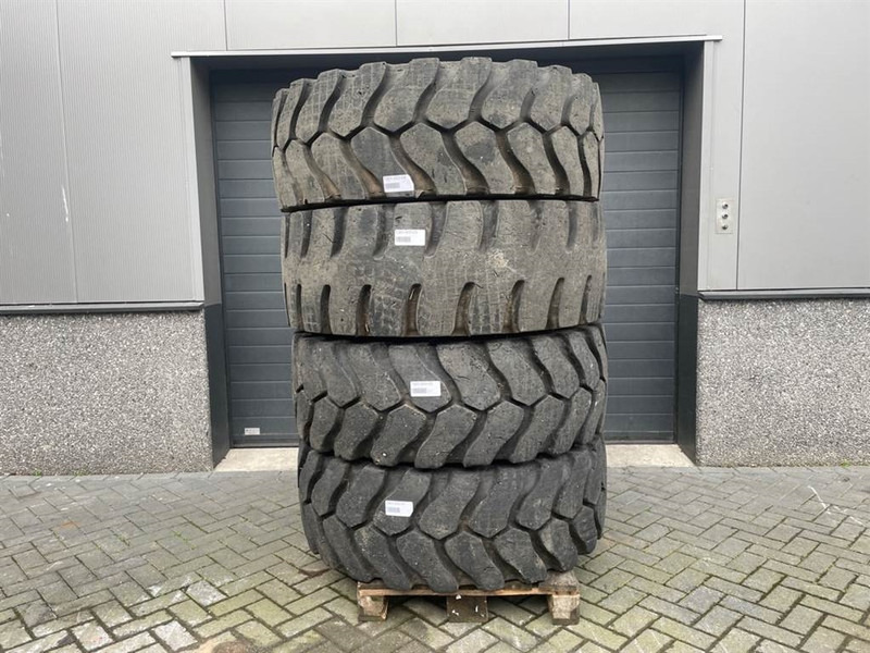 Claas CL956-Michelin 17.5R25-Tire/Reifen/Band - Pneus et jantes pour Engins de chantier: photos 1 Claas CL956-Michelin 17.5R25-Tire/Reifen/Band - Pneus et jantes pour Engins de chantier: photos 1
