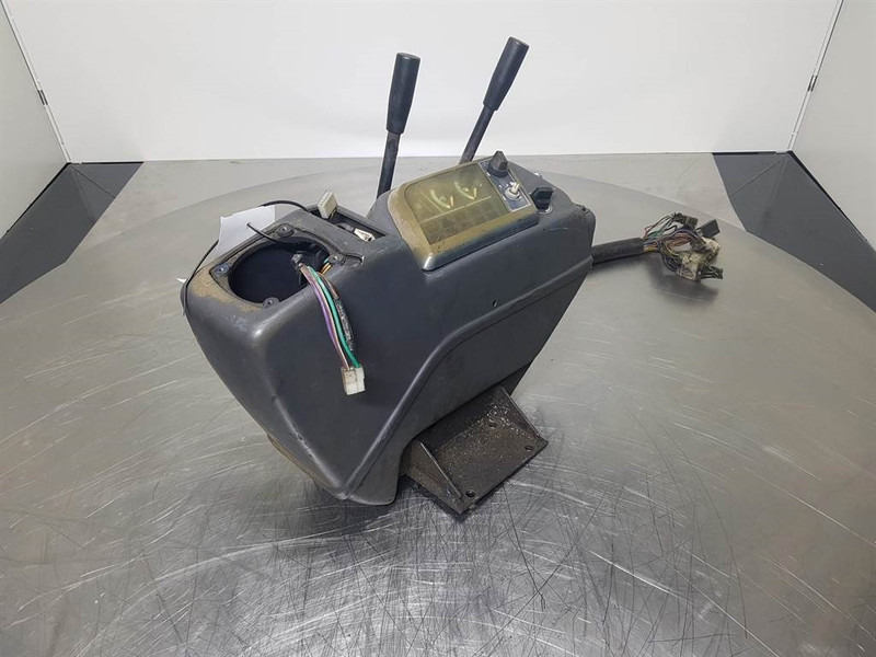 Komatsu PW 75/95 (FAI) - Dashboard/Console/Konsole - Cabine et intérieur pour Engins de chantier: photos 4 Komatsu PW 75/95 (FAI) - Dashboard/Console/Konsole - Cabine et intérieur pour Engins de chantier: photos 4