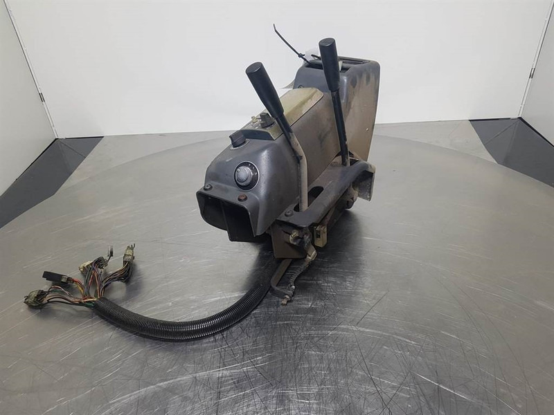 Komatsu PW 75/95 (FAI) - Dashboard/Console/Konsole - Cabine et intérieur pour Engins de chantier: photos 2 Komatsu PW 75/95 (FAI) - Dashboard/Console/Konsole - Cabine et intérieur pour Engins de chantier: photos 2