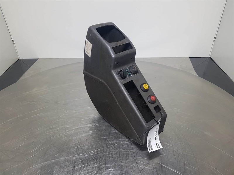 Komatsu PW 75/95 (FAI) - Dashboard/Console/Konsole - Cabine et intérieur pour Engins de chantier: photos 1 Komatsu PW 75/95 (FAI) - Dashboard/Console/Konsole - Cabine et intérieur pour Engins de chantier: photos 1