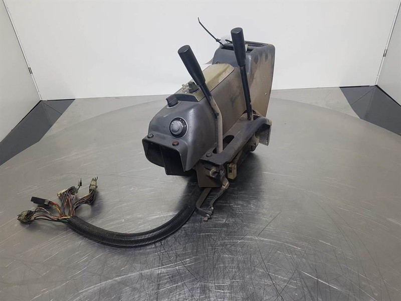 Komatsu PW 75/95 (FAI) - Dashboard/Console/Konsole - Cabine et intérieur pour Engins de chantier: photos 2 Komatsu PW 75/95 (FAI) - Dashboard/Console/Konsole - Cabine et intérieur pour Engins de chantier: photos 2
