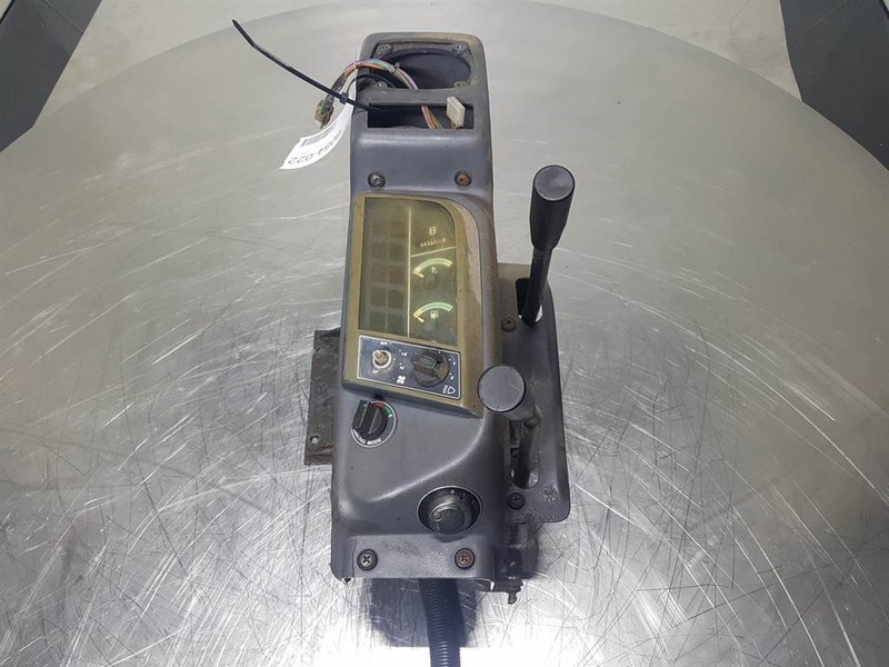 Komatsu PW 75/95 (FAI) - Dashboard/Console/Konsole - Cabine et intérieur pour Engins de chantier: photos 3 Komatsu PW 75/95 (FAI) - Dashboard/Console/Konsole - Cabine et intérieur pour Engins de chantier: photos 3