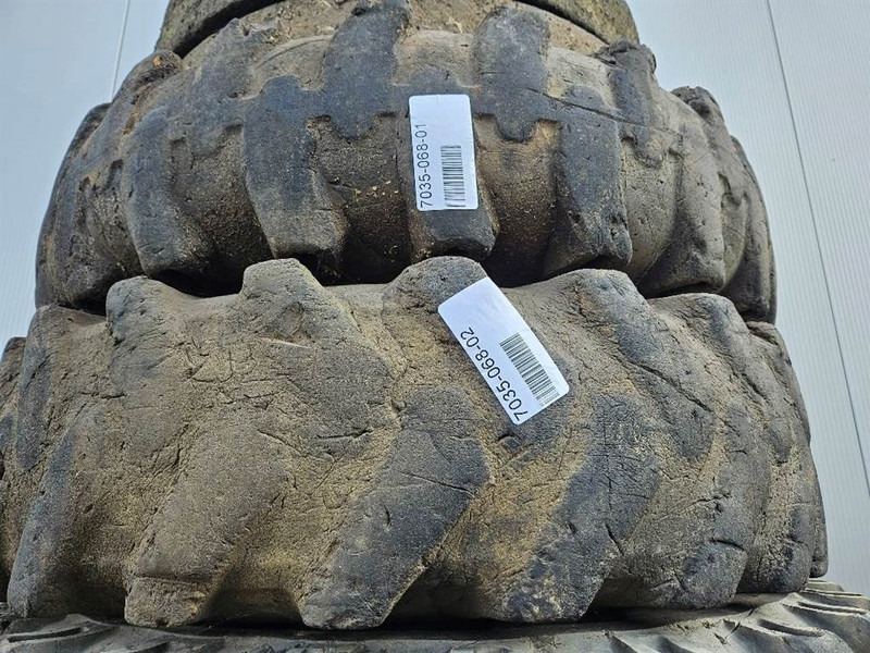 Liebherr A924B-Athletik 10.00-20-Tire/Reifen/Band - Pneus et jantes pour Engins de chantier: photos 5 Liebherr A924B-Athletik 10.00-20-Tire/Reifen/Band - Pneus et jantes pour Engins de chantier: photos 5