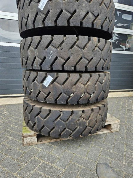 Liebherr LH24M-Michelin 11.00R20-Tyre/Reifen/Band - Pneus et jantes pour Engins de chantier: photos 5 Liebherr LH24M-Michelin 11.00R20-Tyre/Reifen/Band - Pneus et jantes pour Engins de chantier: photos 5