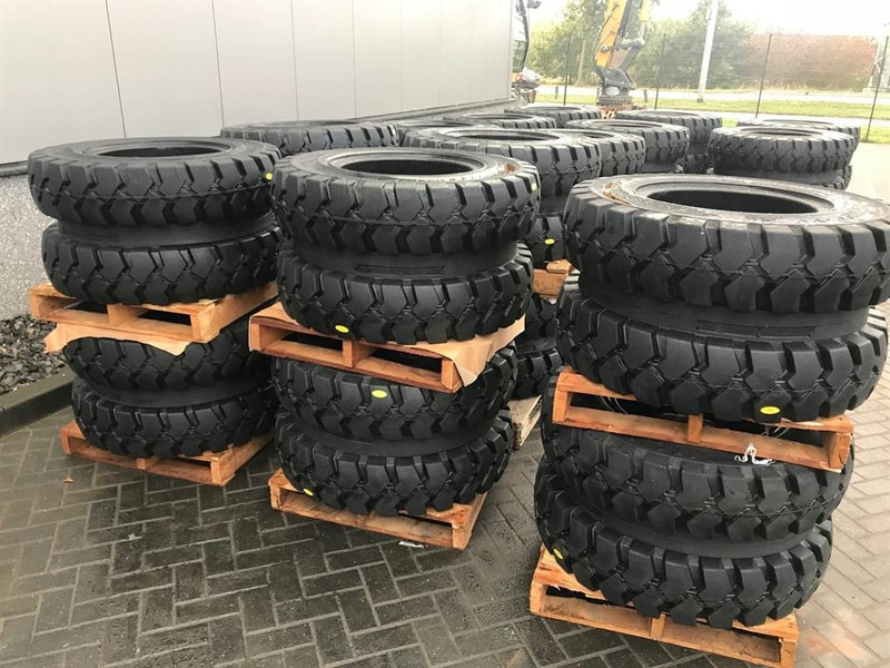 Trelleborg 10.00-20 Dual excavator solid-Tyre/Reifen/Banden - Pneus et jantes pour Engins de chantier: photos 1 Trelleborg 10.00-20 Dual excavator solid-Tyre/Reifen/Banden - Pneus et jantes pour Engins de chantier: photos 1