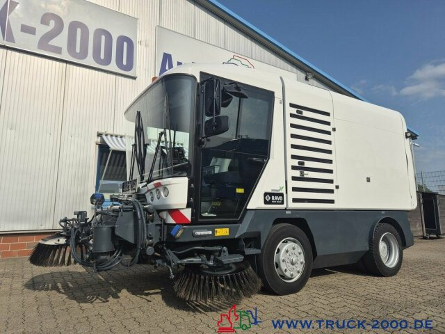 Ravo 540 3 Besen Sweeper 62 km/h Autobahn fähig - Balayeuse de voirie: photos 2 Ravo 540 3 Besen Sweeper 62 km/h Autobahn fähig - Balayeuse de voirie: photos 2