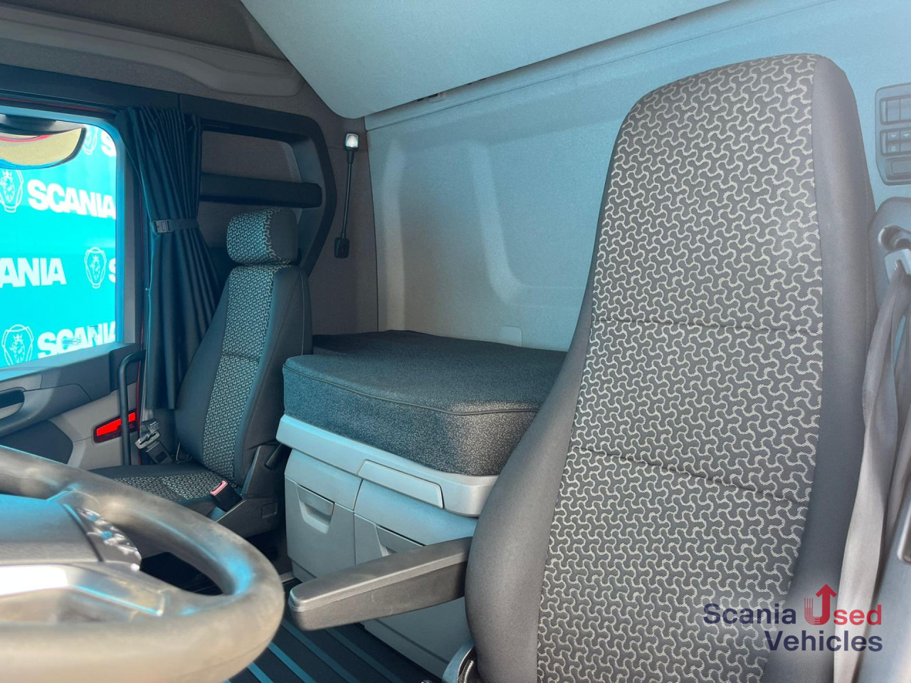 SCANIA R 450 A4x2NA RETARDER 8T DIFF-L HYDRO LOW MILEAGE - Tracteur routier: photos 4 SCANIA R 450 A4x2NA RETARDER 8T DIFF-L HYDRO LOW MILEAGE - Tracteur routier: photos 4