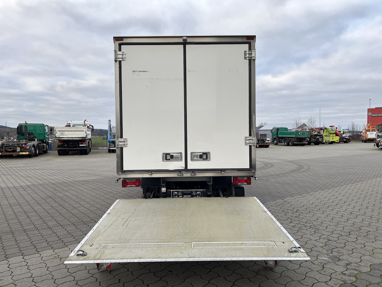 Iveco 70C18 Daily Tiefkühlkoffer mit Ladebordwand - Utilitaire frigorifique: photos 3 Iveco 70C18 Daily Tiefkühlkoffer mit Ladebordwand - Utilitaire frigorifique: photos 3